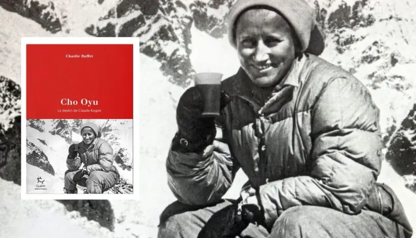 L'alpiniste Claude Kogan, souriante, tenant une tasse, sur fond de montagnes enneigées. Le livre "Cho Oyu, le destin de Claude Kogan" est visible.