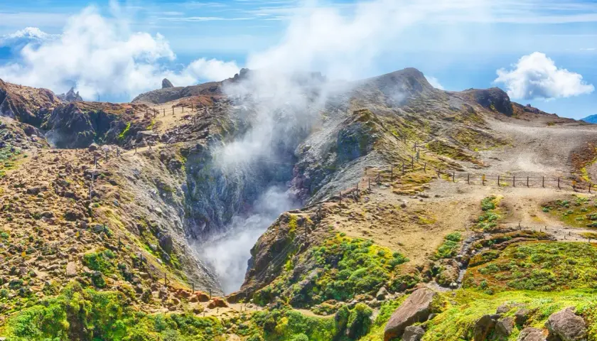 Fumée s'échappant d'un cratère sur la montagne de la Soufrière en Guadeloupe. Paysage volcanique spectaculaire.