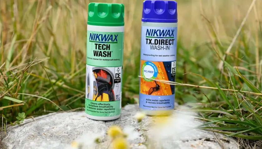 Deux bouteilles Nikwax pour entretenir vos vêtements techniques, y compris ceux en Gore-Tex.
