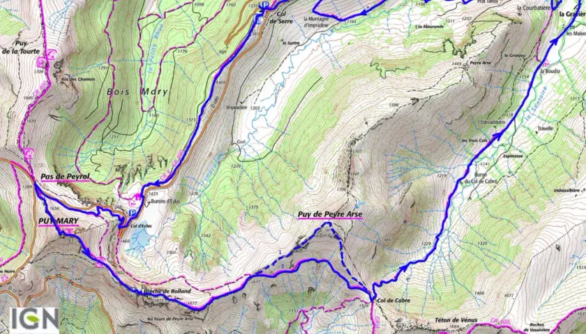 Carte IGN du Puy Mary et ses environs, avec des sentiers de randonnée balisés en bleu et rose.