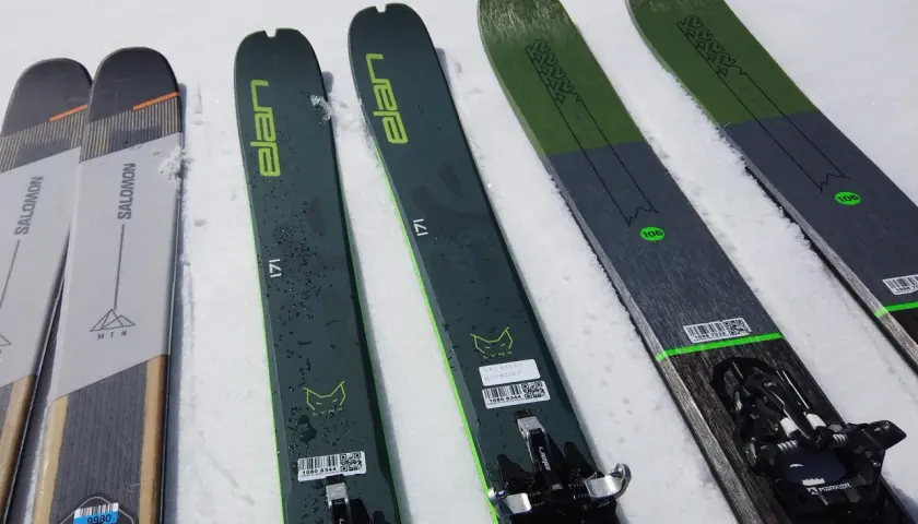 Paires de skis Elan et K2 Wayback 106 sur la neige, prêts pour l'aventure.