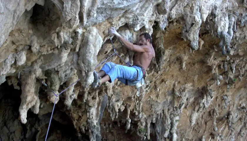 Un grimpeur en pleine action, explorant les parois rocheuses des Gorges du Tarn. L'escalade y est spectaculaire.