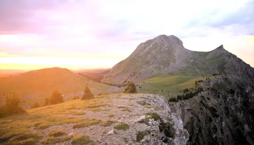 Le soleil couchant embrase les contreforts verdoyants menant au point culminant du Vercors. Un paysage spectaculaire.