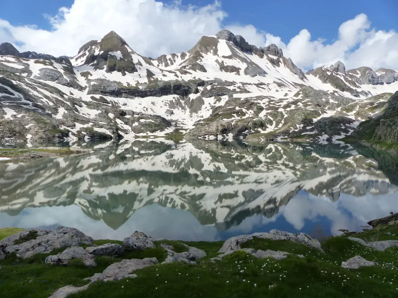 Reflets parfaits des montagnes enneigées dans l'ibon de Estanes. Un paysage d'une beauté saisissante.