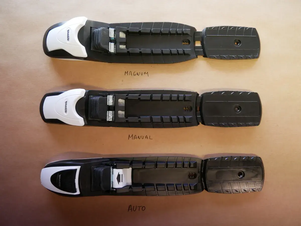 Trois fixations SNS Rottefella : Magnum, Manual et Auto. Chacune est conçue pour un ski de fond différent.
