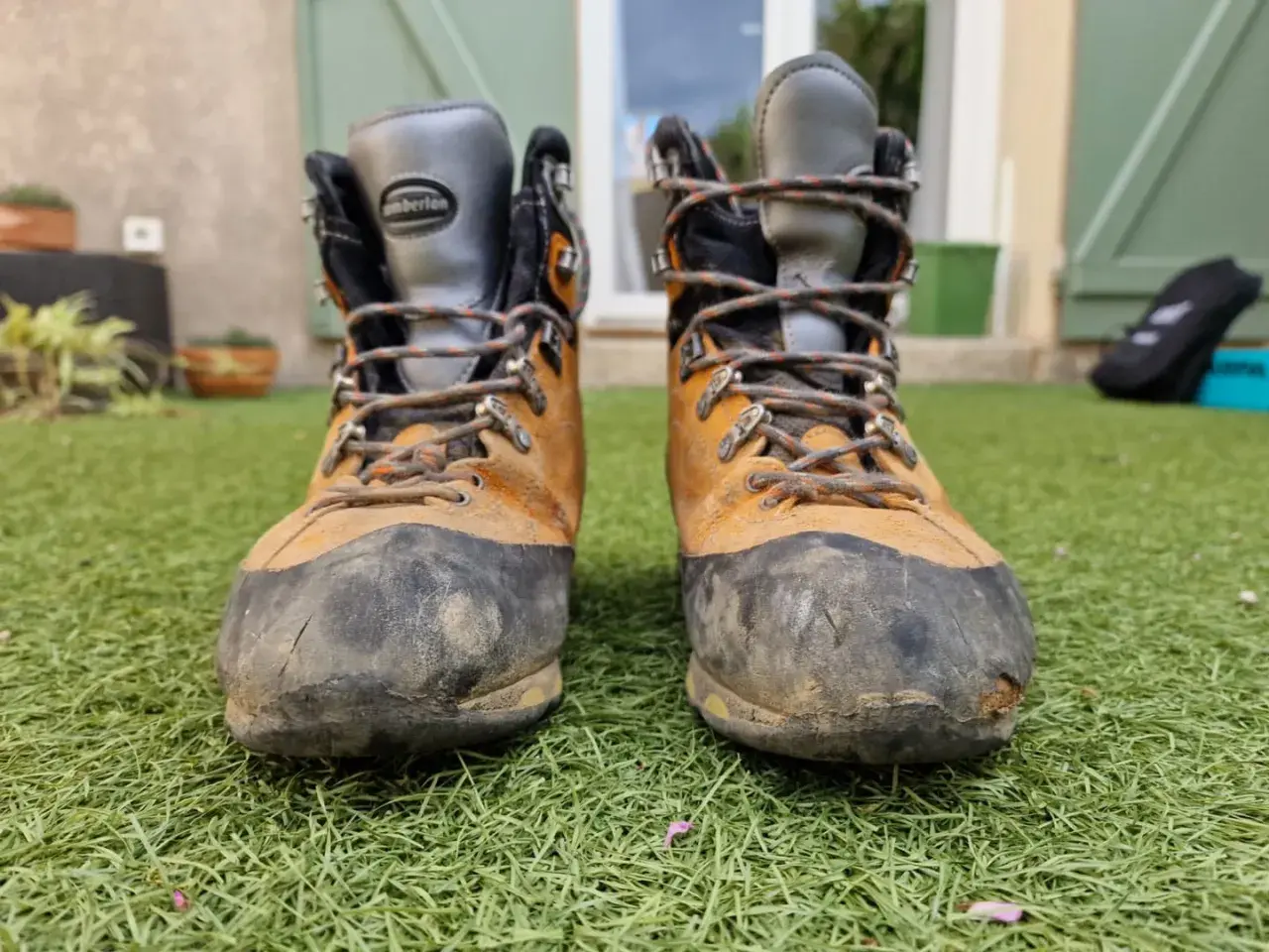 Bottes de randonnée usées, prêtes pour un nouveau **ressemelage La Sportiva**. Elles ont vu du terrain !