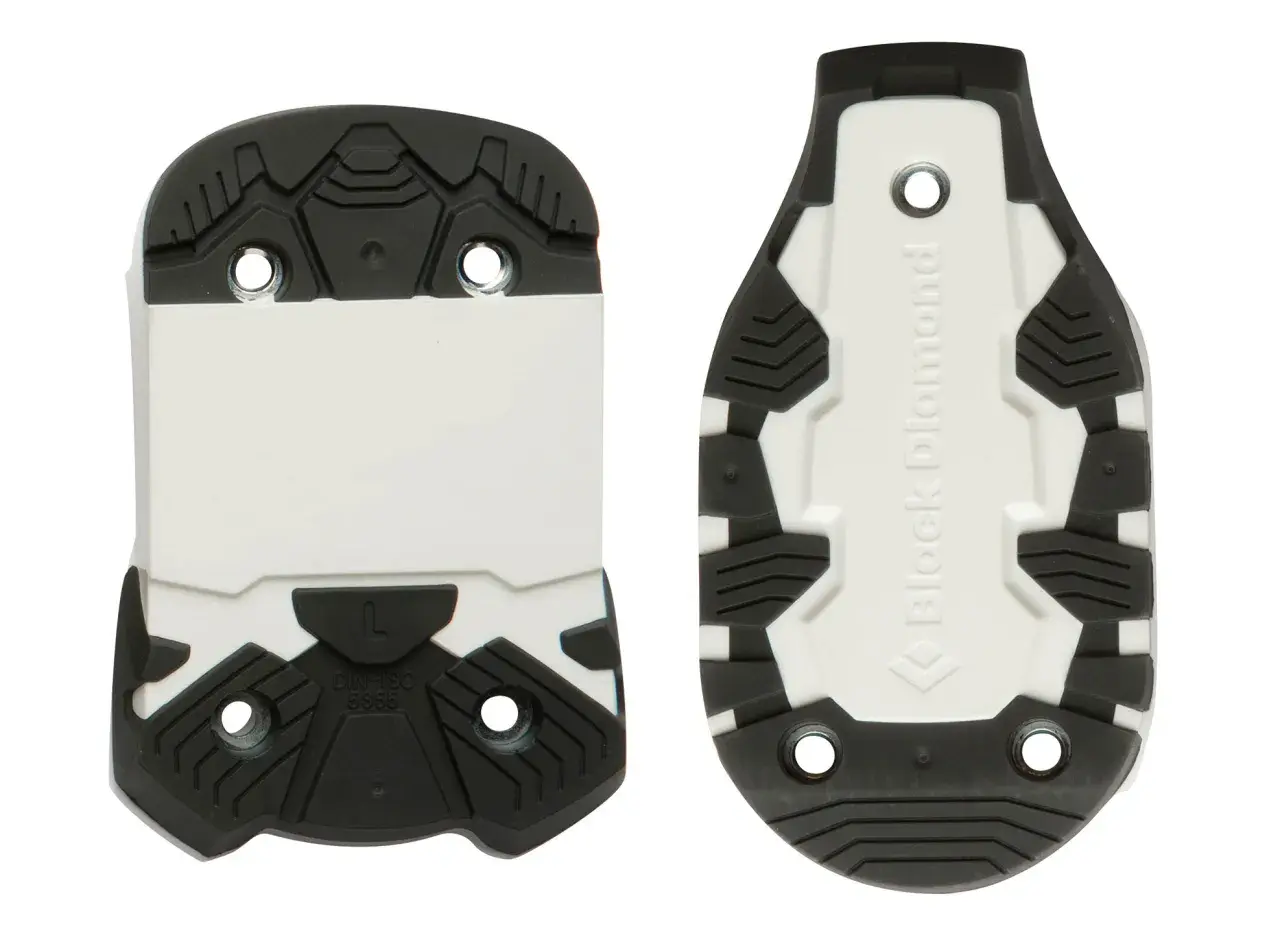 Semelles de ski alpin, conformes à la norme DIN-ISO 9523, avec crampons noirs et partie blanche.