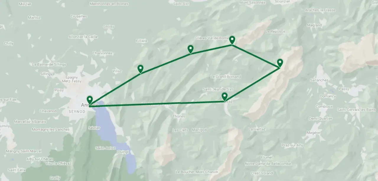 Carte d'une randonnée dans les Aravis, passant par Annecy, Le Grand-Bornand et Megève.