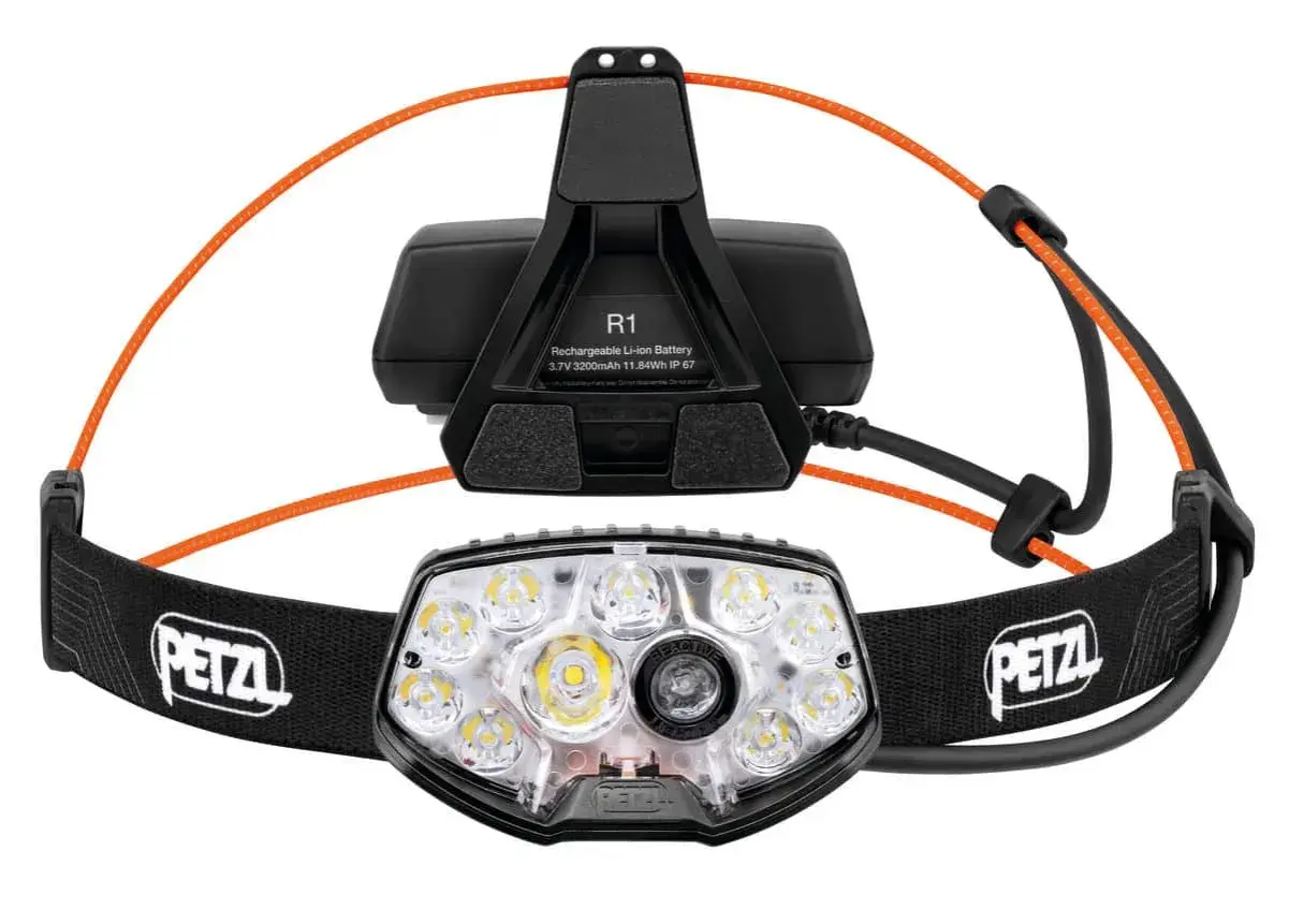 Lampe frontale Petzl Nao RL, prête pour un test d'éclairage puissant. Batterie R1 rechargeable.