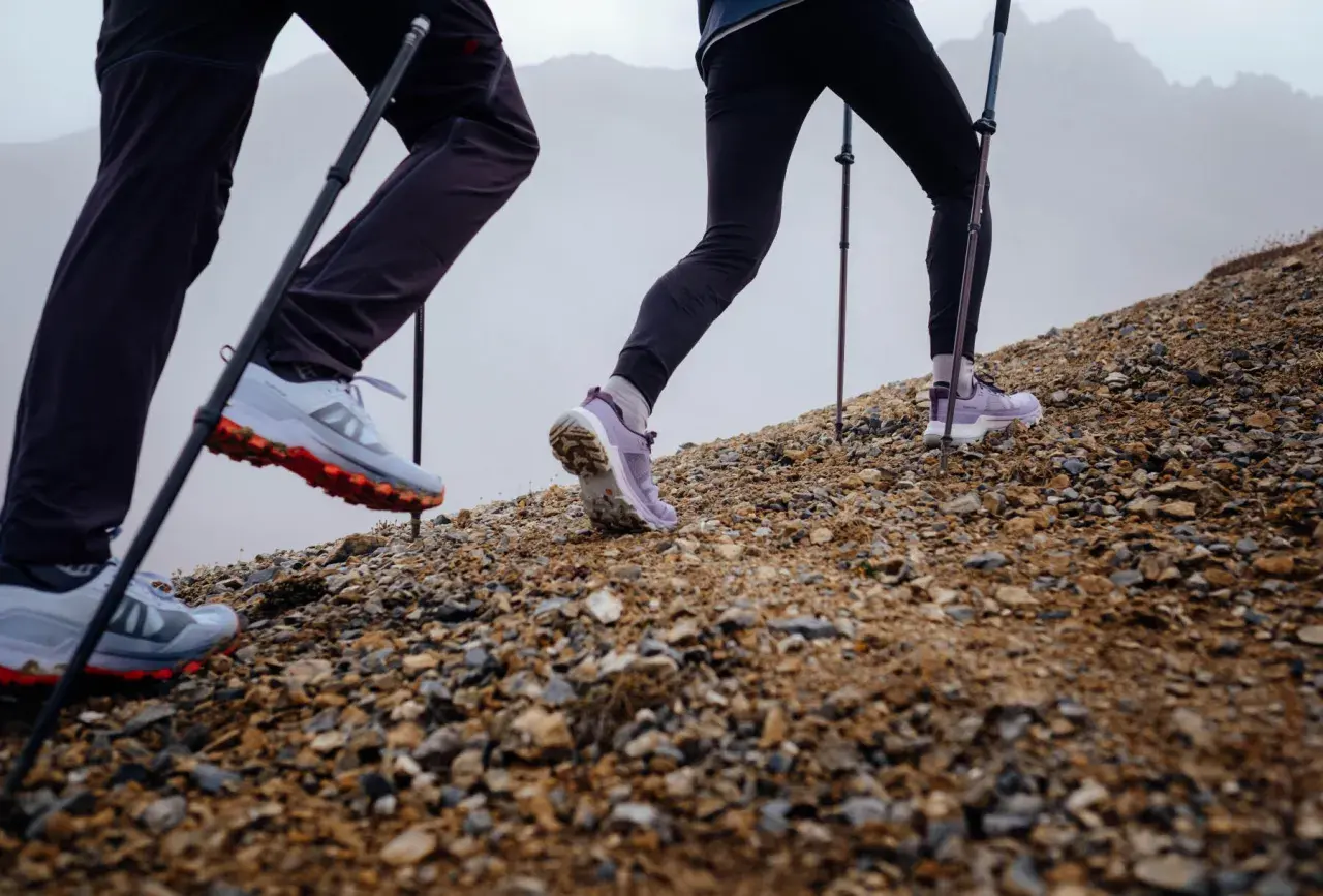 Randonneurs en montée, leurs chaussures de trail avec semelle de propreté assurant l'adhérence sur terrain rocailleux.