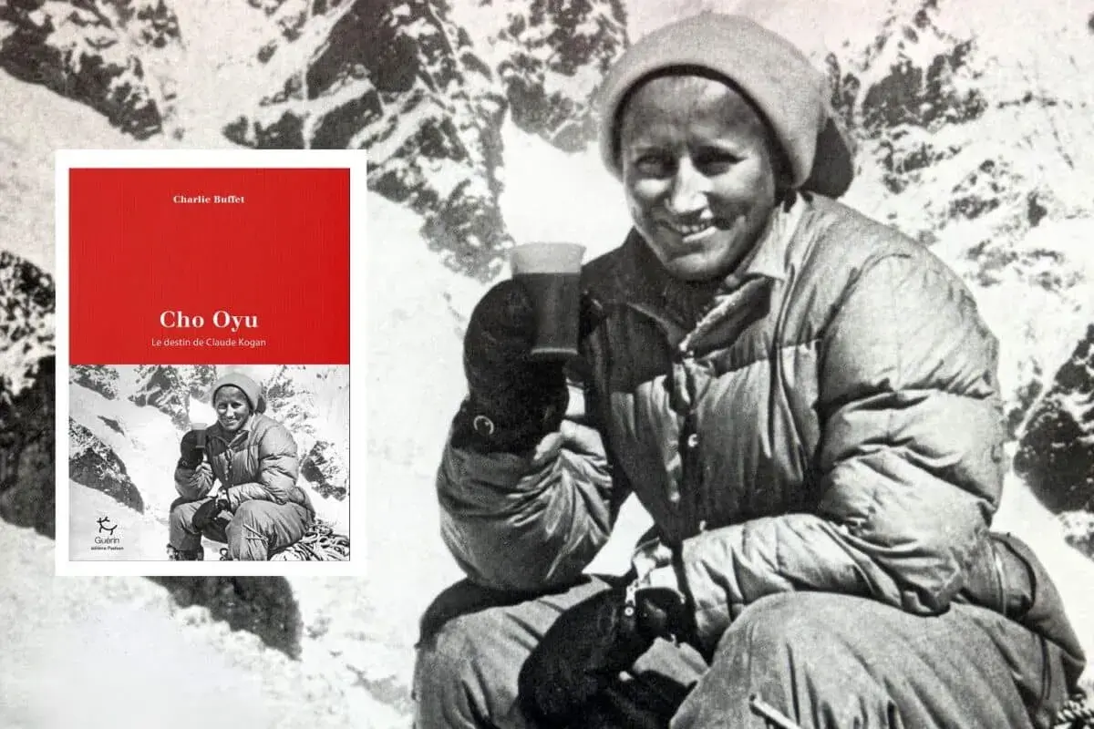 L'alpiniste Claude Kogan, souriante, tenant une tasse, sur fond de montagnes enneigées. Le livre "Cho Oyu, le destin de Claude Kogan" est visible.