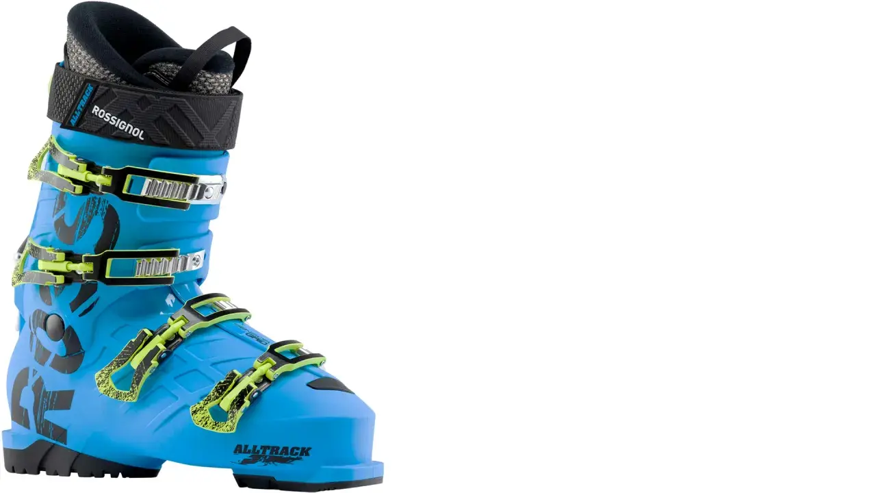 Chaussure de ski Rossignol Alltrack bleue vif, avec boucles vertes fluo. Prête pour dévaler les pistes !