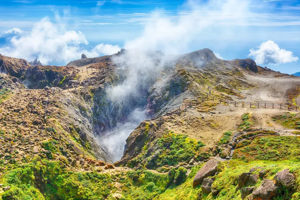 Fumée s'échappant d'un cratère sur la montagne de la Soufrière en Guadeloupe. Paysage volcanique spectaculaire.