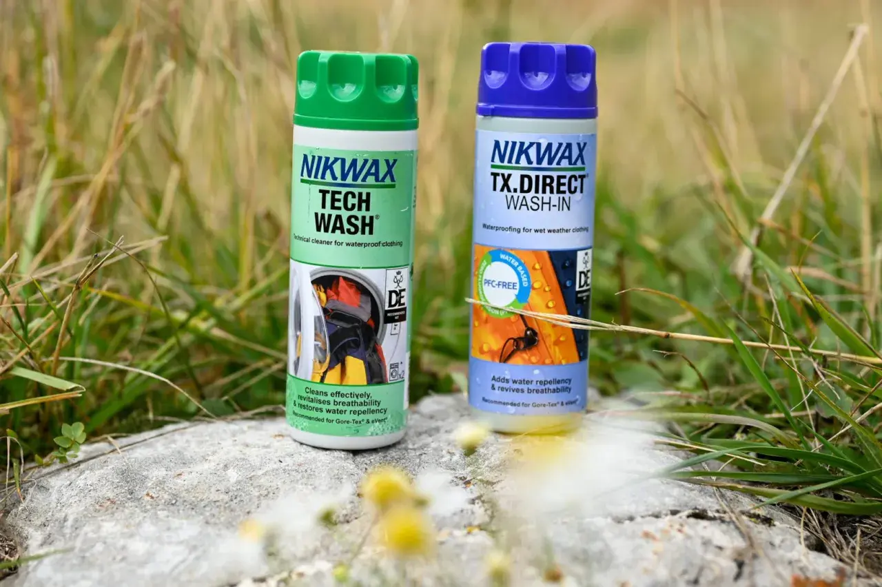 Deux bouteilles Nikwax pour entretenir vos vêtements techniques, y compris ceux en Gore-Tex.