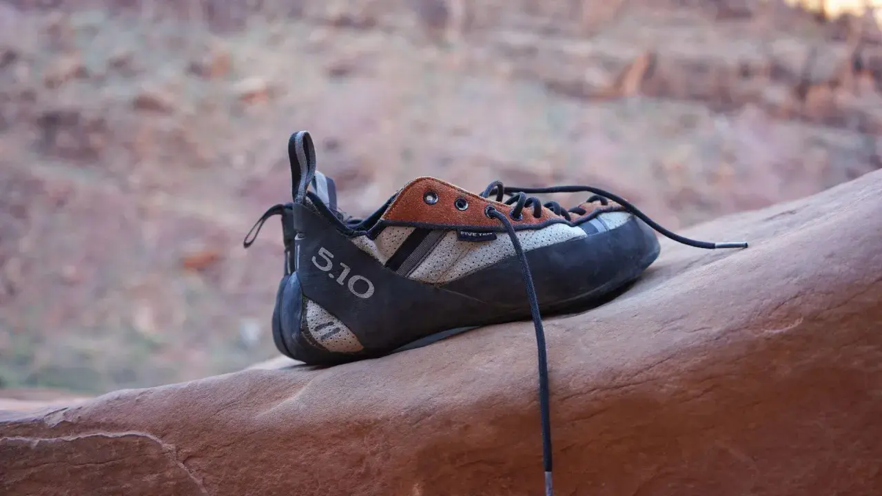 Un chausson d'escalade Five Ten, prêt pour l'aventure. Le choix parfait pour choisir chausson escalade.