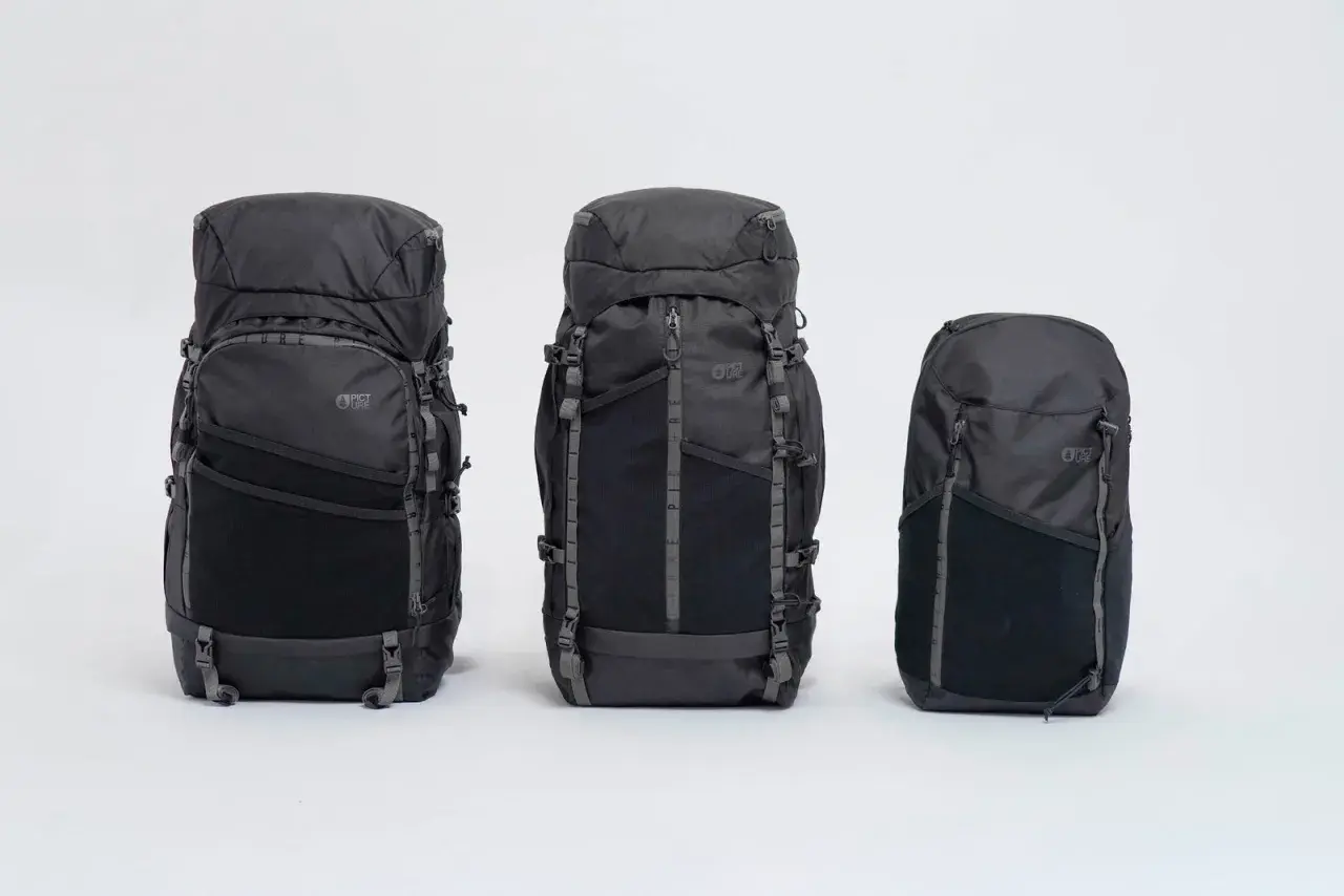 Trois sacs à dos noirs de différentes tailles, prêts pour faire son sac de randonnée.