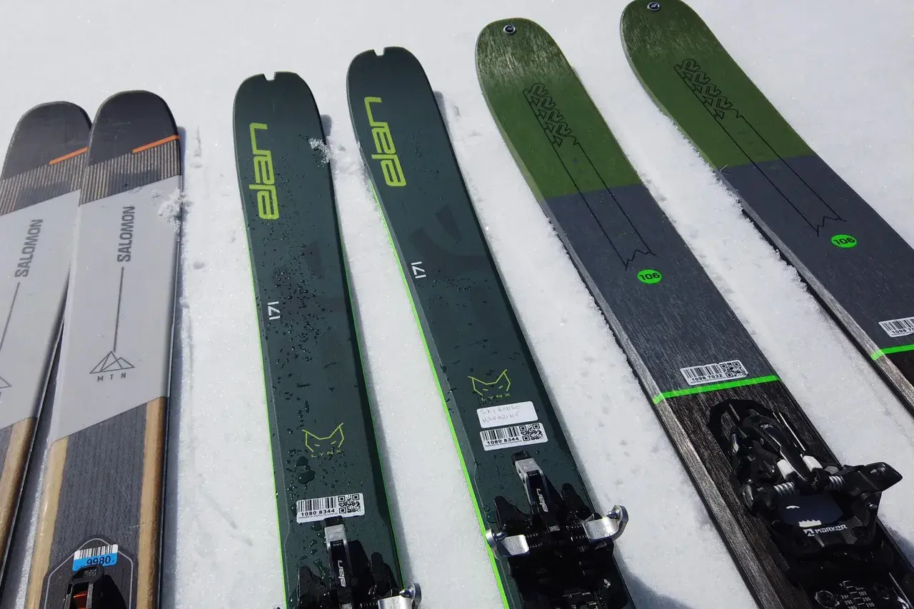 Paires de skis Elan et K2 Wayback 106 sur la neige, prêts pour l'aventure.