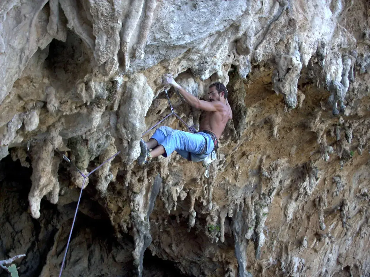 Un grimpeur en pleine action, explorant les parois rocheuses des Gorges du Tarn. L'escalade y est spectaculaire.