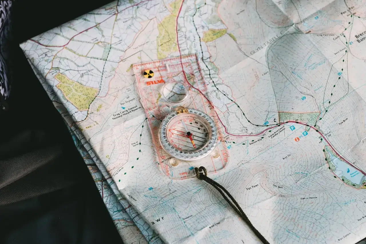 Carte et boussole prêts pour une rando solo. L'aventure attend sur les sentiers de Graig Cerrig Gleisiad.