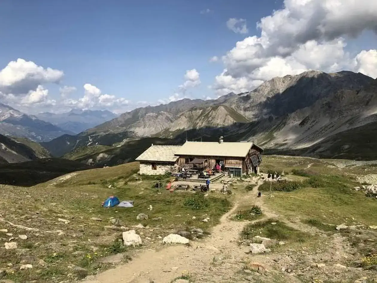 Refuge de montagne en France, id&eacute;al pour un trek 5 jours France. Des tentes sont install&eacute;es &agrave; proximit&eacute;.