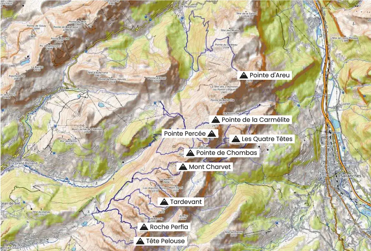 Carte topographique des Aravis, indiquant des sommets comme la Pointe d'Areu, la Pointe Perc&eacute;e et le Mont Charvet, ainsi que des sentiers de randonn&eacute;e.