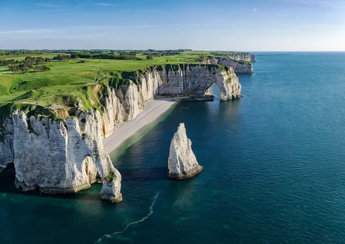 Falaises d'&Eacute;tretat, un parcours de golf verdoyant surplombe la mer d'&Eacute;meraude. L'arche et l'aiguille rocheuse se dressent, t&eacute;moins de gr 21 &eacute;tapes.