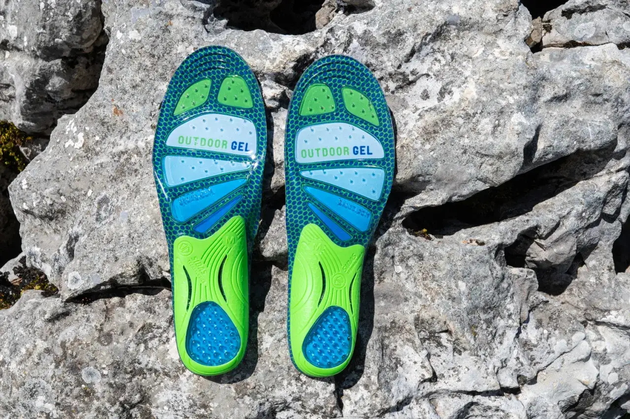 Paires de semelles intérieures de chaussures de randonnée bleues et vertes, avec inscription