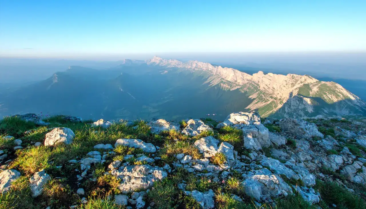 Vue panoramique des montagnes du Vercors au lever du soleil. Id&eacute;al pour savoir o&ugrave; aller dans le Vercors en &eacute;t&eacute;.