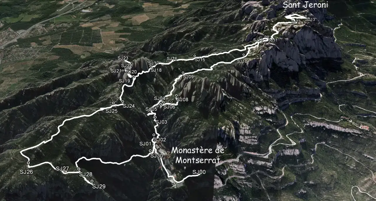 Vue a&eacute;rienne du parcours de randonn&eacute;e &agrave; Montserrat, avec le monast&egrave;re et le sommet de Sant Jeroni indiqu&eacute;s.