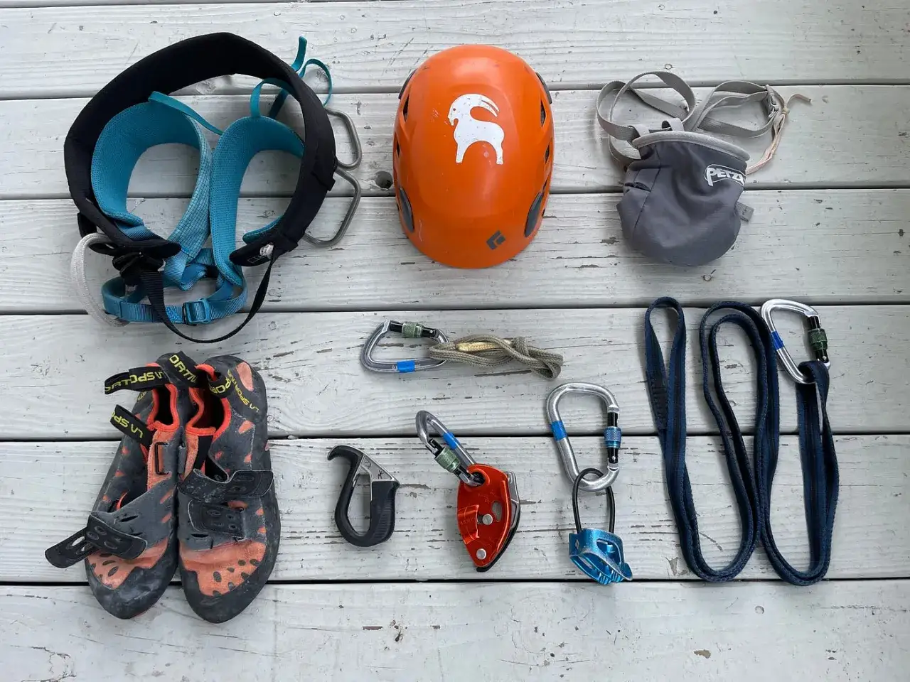 Voici la liste materiel escalade : baudrier, casque, chaussons, cordelette, mousquetons, assureur, sangles.