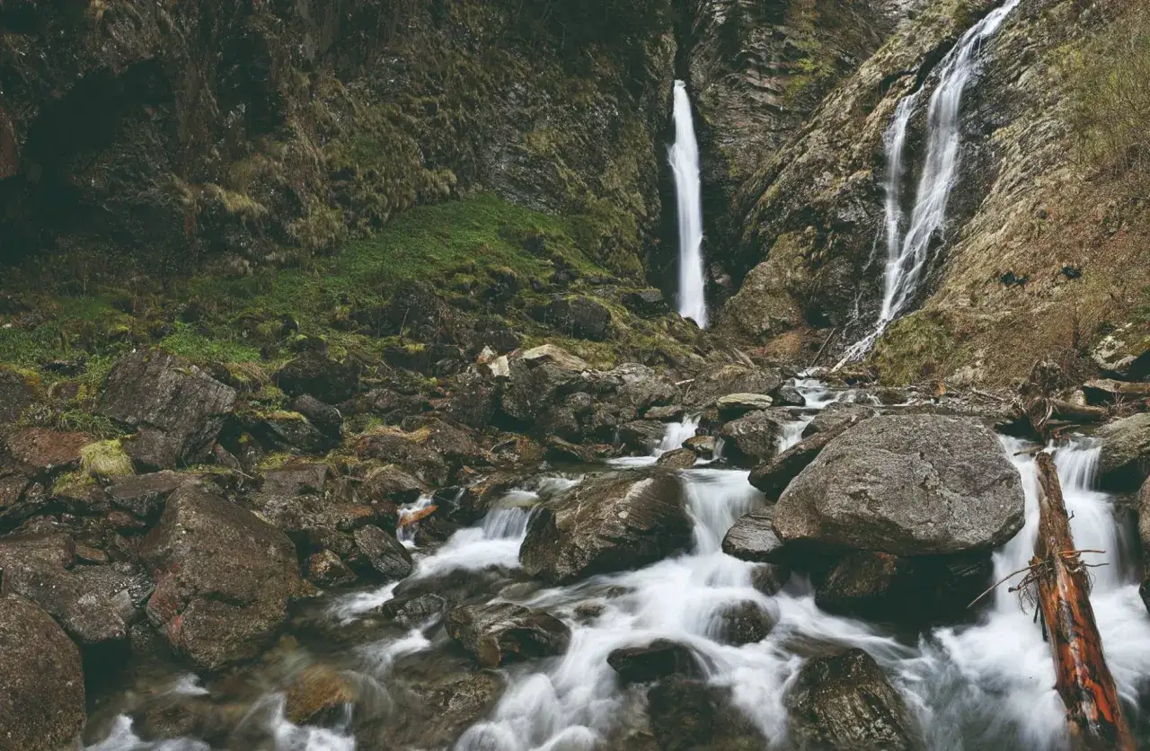 La cascade de Luchon d&eacute;vale une paroi rocheuse, son eau blanche se m&ecirc;lant aux rochers et &agrave; la mousse verdoyante. Un spectacle naturel saisissant.
