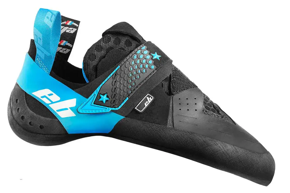 Chaussure d'escalade noire et bleue, idéale pour choisir son chausson d'escalade. Design moderne avec étoiles bleues et logo.