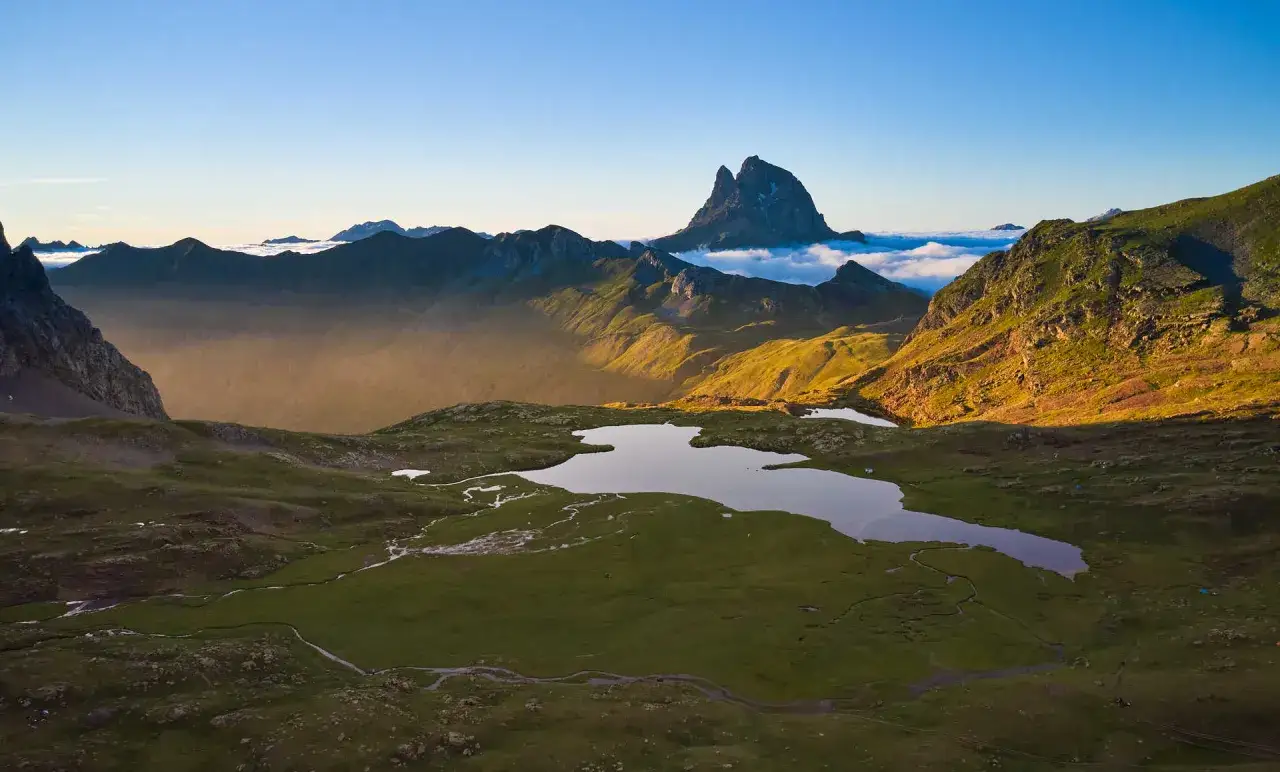 Vue aérienne des ibones de Anayet, reflets du ciel bleu dans les lacs de montagne, avec le Pic du Midi d'Ossau en toile de fond.