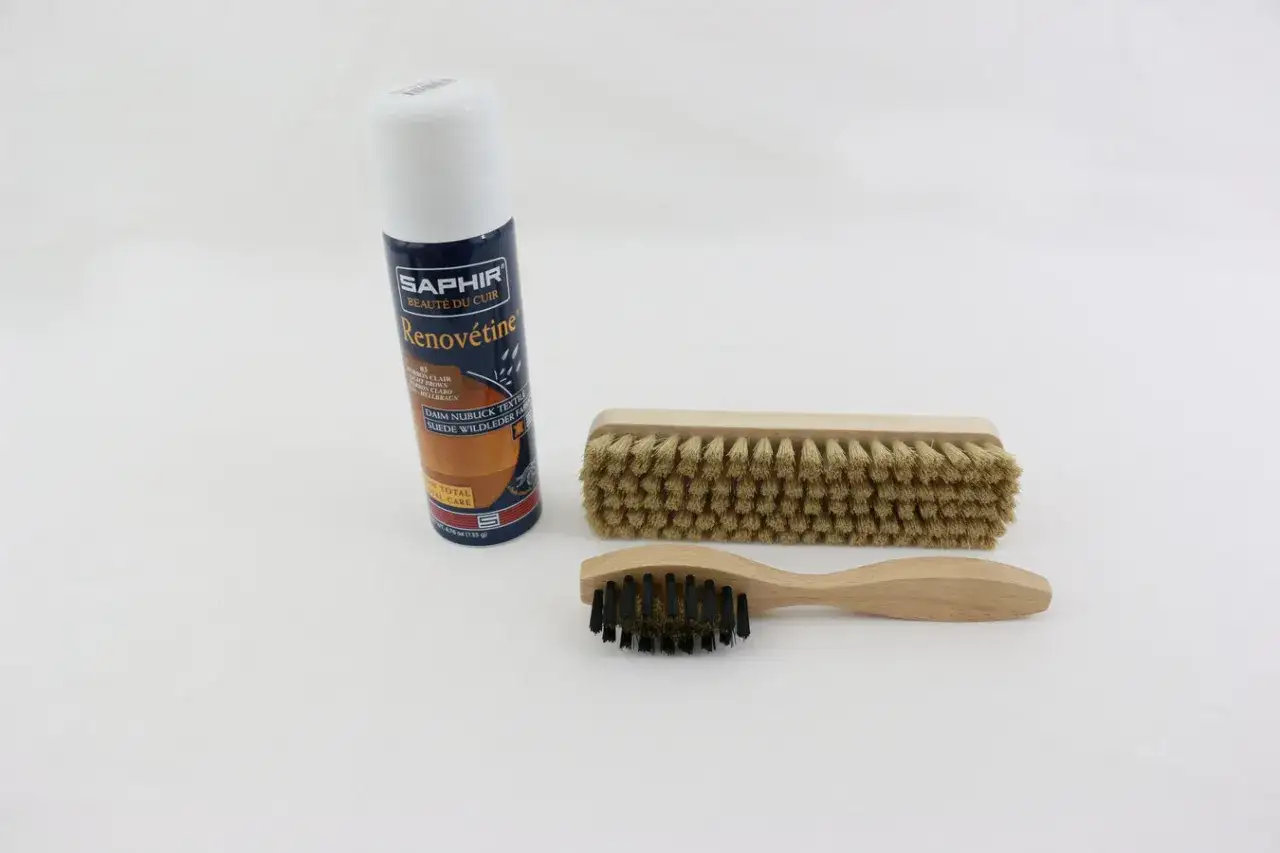 Produits Saphir pour l'entretien des chaussures : spray Renov&eacute;tine et deux brosses, une grande et une petite, pour le nettoyage et le brossage de la tige chaussure.