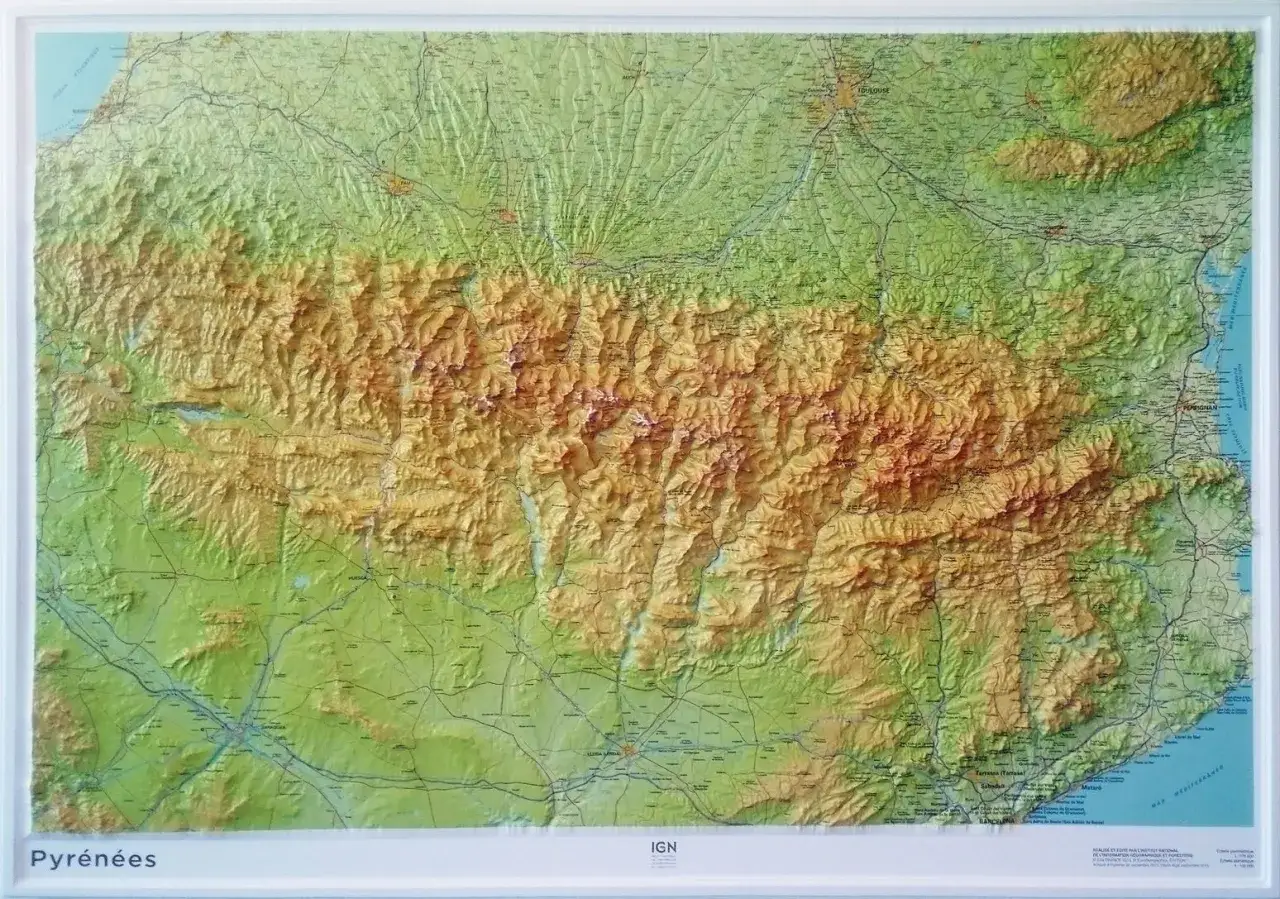 Carte en relief des Pyr&eacute;n&eacute;es montrant la cime altitude et les reliefs verdoyants.