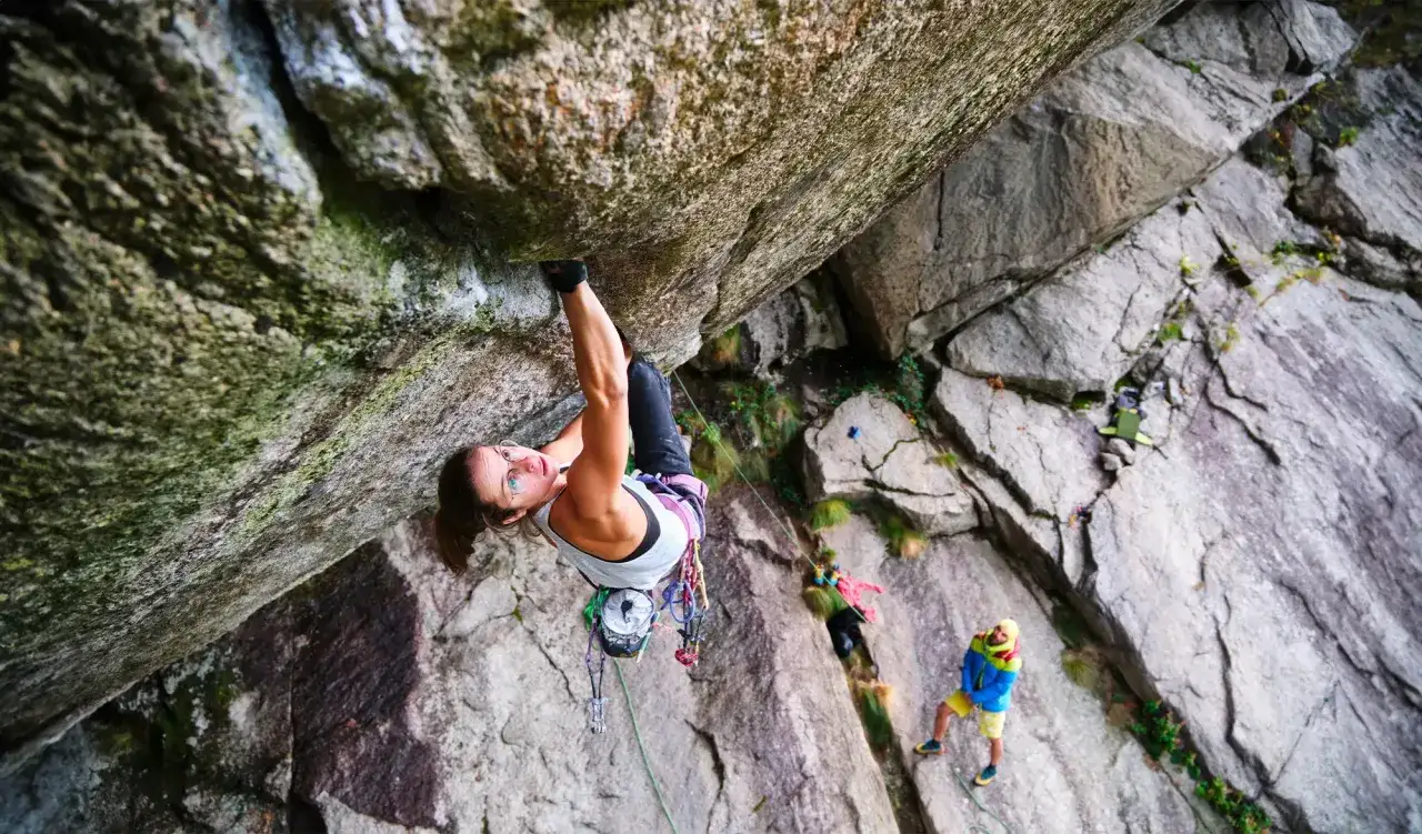 Charlotte Durif, grimpeuse audacieuse, d&eacute;fie la paroi rocheuse. D'autres escaladeurs sont visibles plus bas.