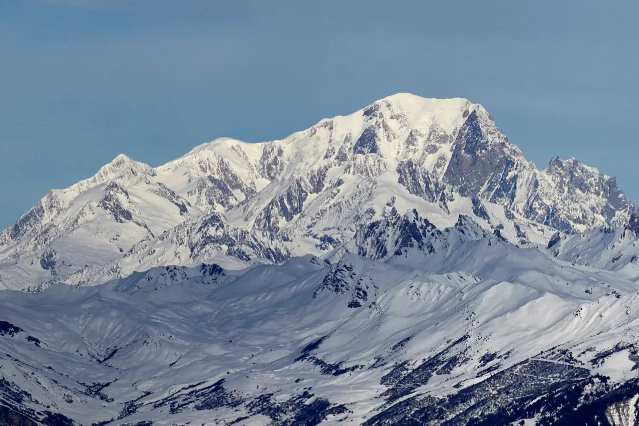 Vastes &eacute;tendues enneig&eacute;es du Mont Blanc, o&ugrave; des alpinistes audacieux bravent les sommets.