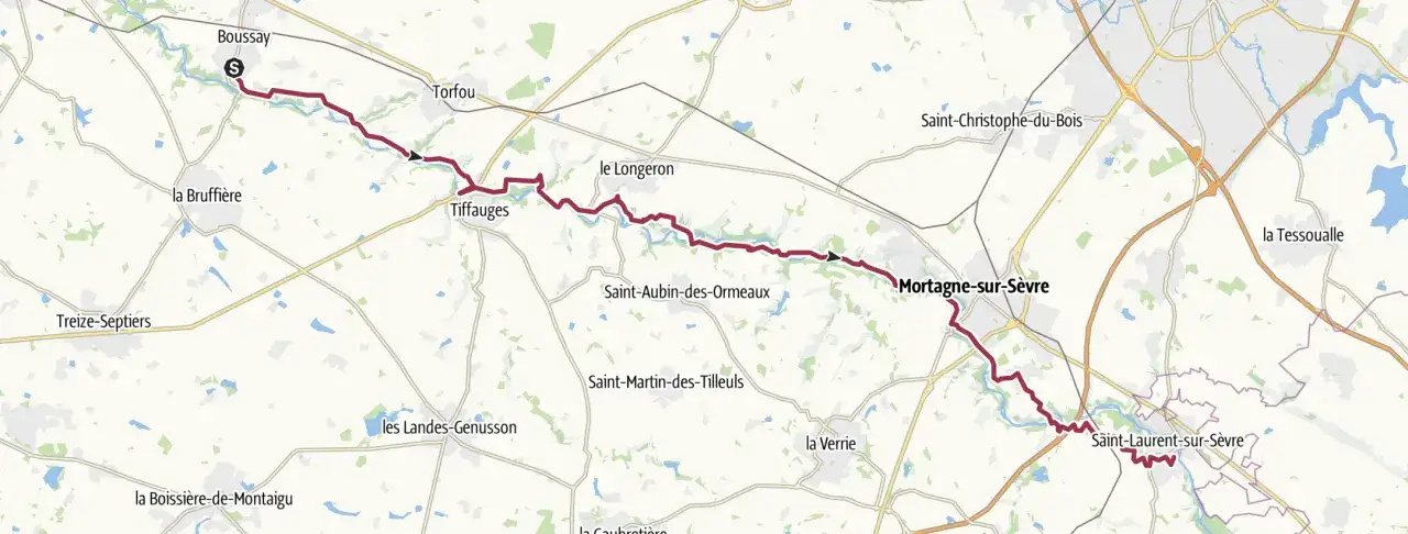 Carte d'une route sinueuse, marquée en rouge, traversant des villages comme Boussais, Tiffauges, Mortagne-sur-Sèvre et Saint-Laurent-sur-Sèvre. Le petit goulet est le nom de cette voie.