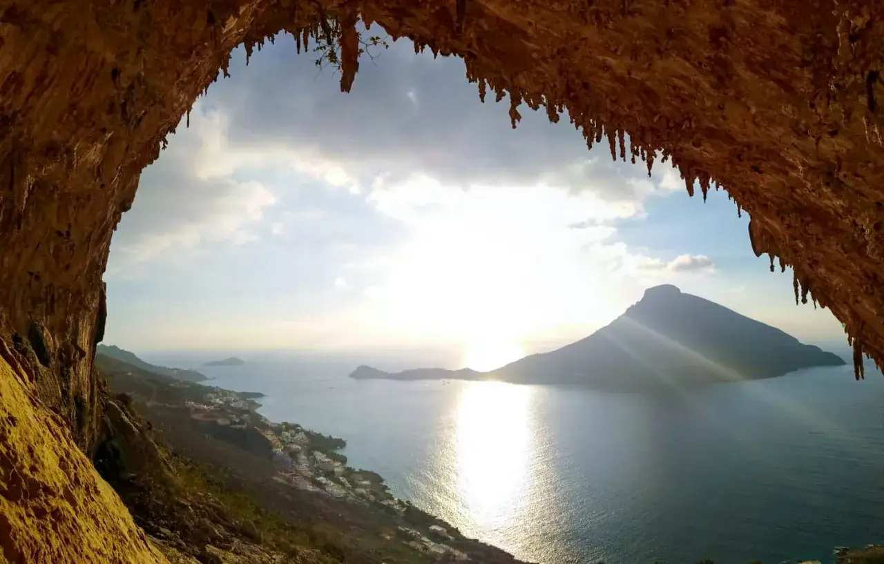 Vue depuis une grotte sur la mer &Eacute;g&eacute;e, avec une &icirc;le au loin. Un paysage parfait pour l'escalade &agrave; Kalymnos.