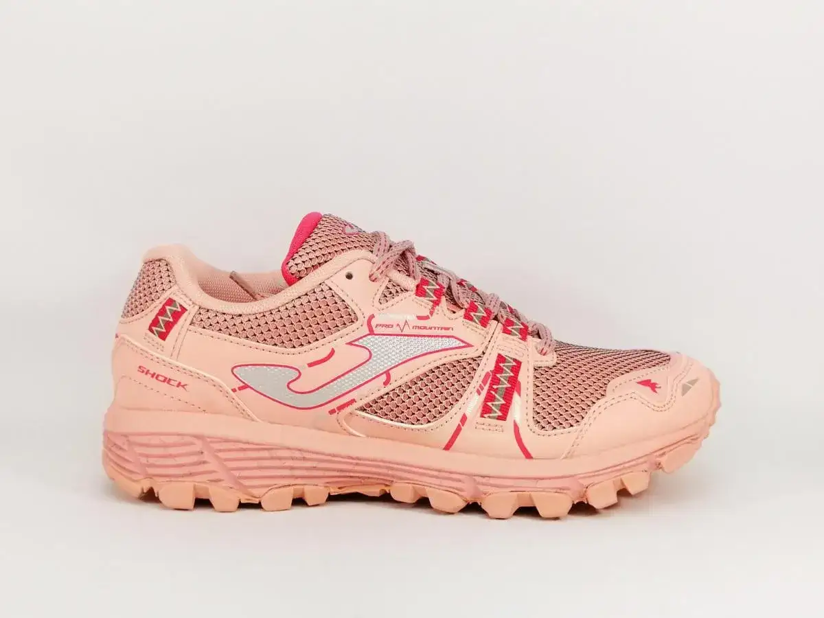 Chaussure de trail rose p&acirc;le, id&eacute;ale pour la course en montagne. Le taille chaussure trail est bien visible sur le c&ocirc;t&eacute;.