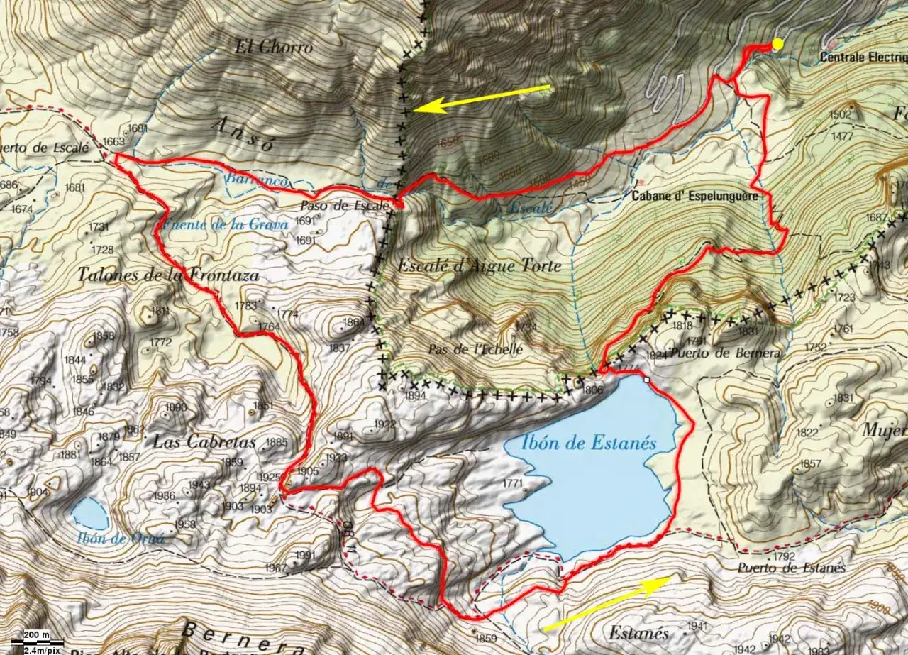 Carte topographique montrant le sentier rouge menant à l'Ibón de Estanés, un lac de montagne.
