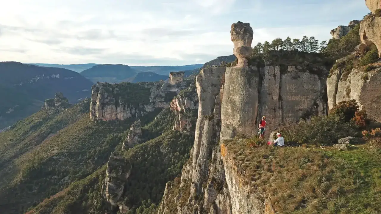 Deux grimpeurs profitent d'une vue spectaculaire lors d'une escalade dans les Gorges du Tarn.