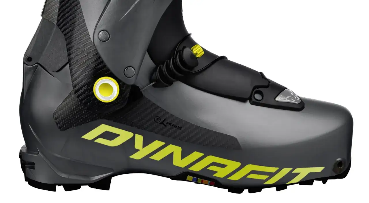 Chaussure ski rando compatible alpin, grise avec logo jaune fluo Dynafit. D&eacute;tails en carbone et syst&egrave;me de fermeture.