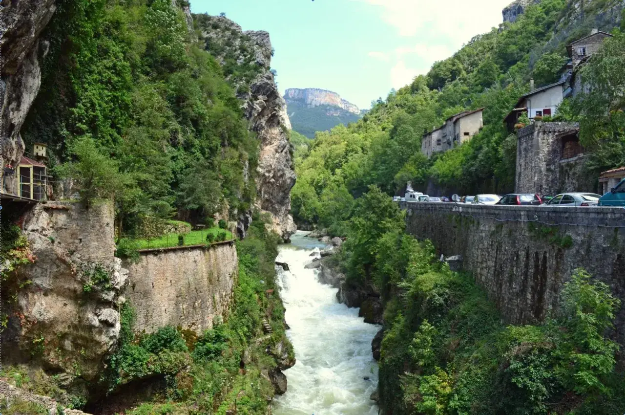 Magnifique vue d'un pont en Royans, id&eacute;al pour une randonn&eacute;e. La rivi&egrave;re tumultueuse serpente entre des falaises verdoyantes.
