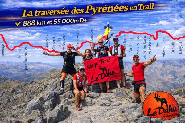 Une équipe célèbre la fin de la traversée des Pyrénées en trail, 888 km de pur effort. Le Dahu Ariégeois, fier de son parcours.